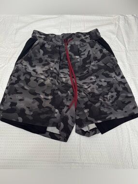 Lululemon Men’s Repetition Camo Shorts -Small -S 02